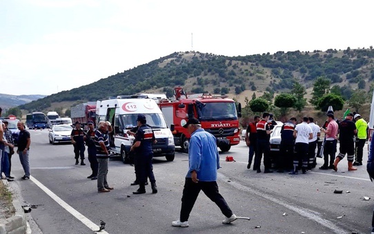 İki otomobil çarpıştı: 3'ü ağır 4 yaralı