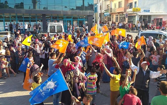 31 Mart'ta mazbatası iptal edilen Ramazan Bozlak, AK Parti'ye geçerek yeniden seçildi