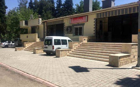 Otomobil bariyere çarptı; anne öldü, oğlu yaralı