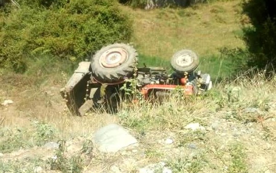Devrilen traktörün altında kalan sürücü, kurtarılamadı