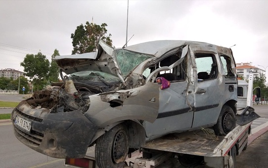 Aksaray'da hafif ticari araç şarampole devrildi: 6 yaralı