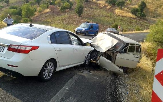 Adıyaman'da iki otomobil çarpıştı: 5 yaralı