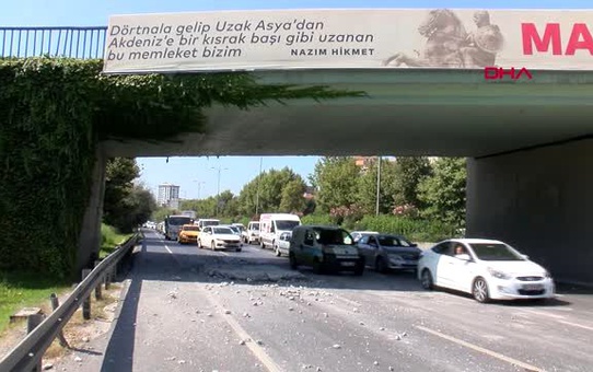 Esenler'de kamyon üst geçide takıldı, arkadan gelen motorsikletli kıl payı kurtuldu