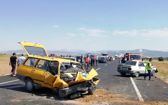 Burdur'da trafik kazası : 1 ölü, 9 yaralı