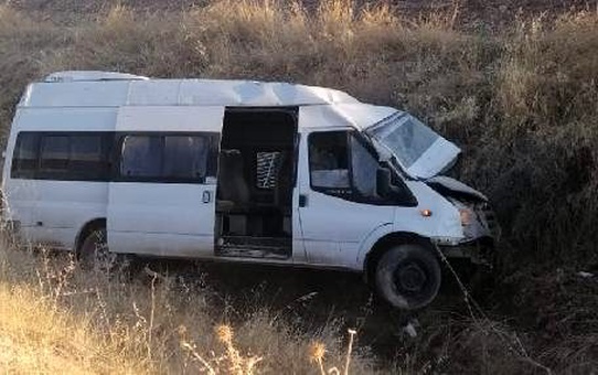Minibüs şarampole devrildi: 2 yaralı