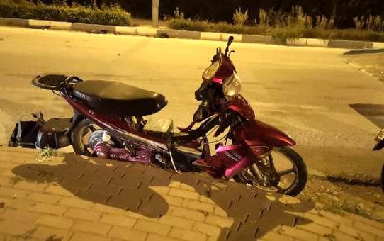 Kazada 50 metre sürüklenen motosiklet sürücüsü ağır yaralandı