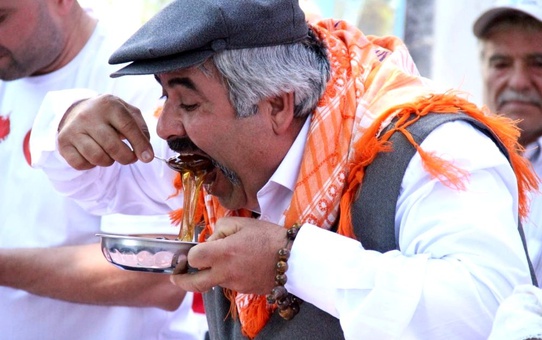 2 dakika içinde içinde 2 kilo bal yedi