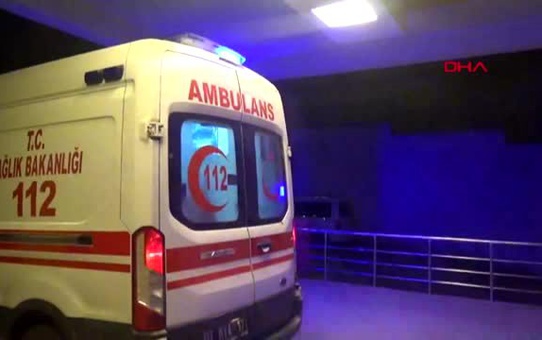 Antalya polis aracıyla motosiklet çarpıştı, anne ve kızı yaralandı