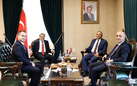 İZDES Heyeti Vali Ekinci'yi Ziyaret Etti