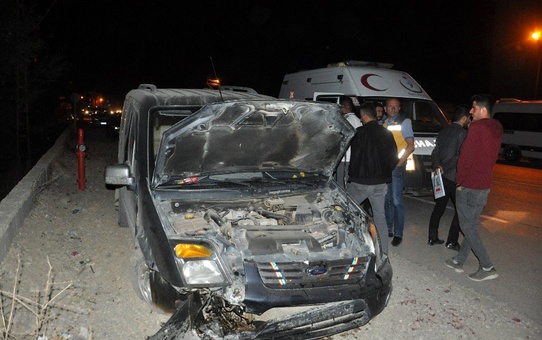 Karşıdan gelen araca çarpmamak için duvara çarptı
