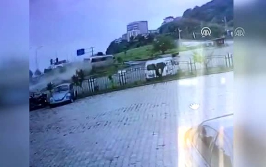 Yolcu otobüsü kontrolden çıktı: 2 yaralı