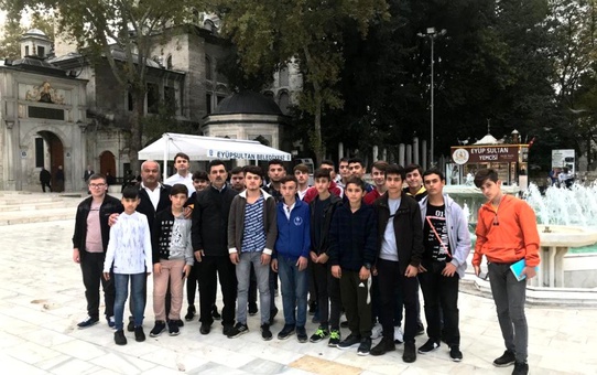 25 genç Çanakkale Şehitler Mezarlığını ziyaret etti