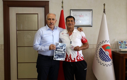 Gültak'tan, dünya ikincisi veteran güreşçiye destek
