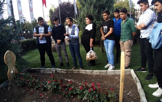 Kıraathane müdavimi öğrencilerden anlamlı ziyaret