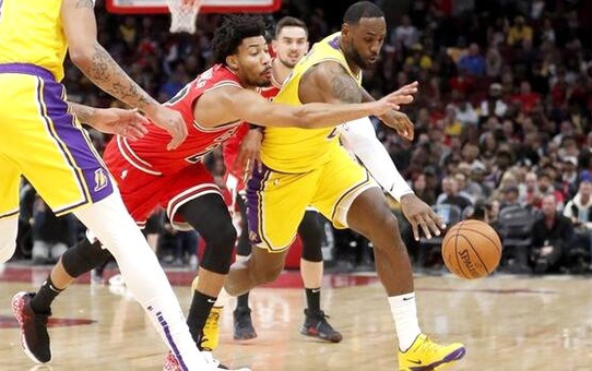 LeBron James, Lakers'ı taşımaya devam ediyor!