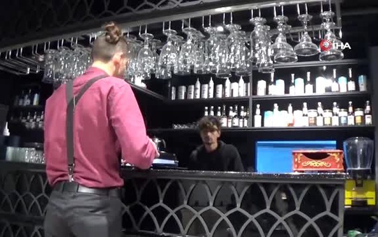 Bu kafede servisleri patenli garson yapıyor