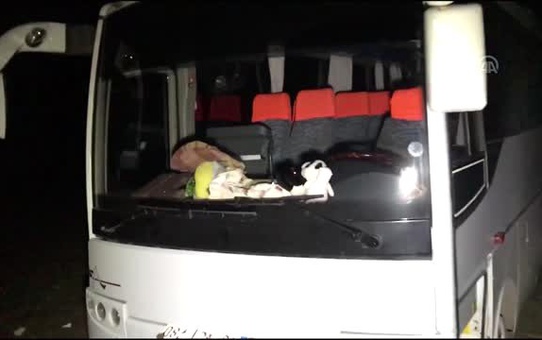Tur midibüsü tarlaya girdi: 8 yaralı