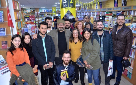 Yazar Yılmaz Odabaşı kitaplarını imzaladı