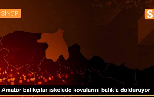 Amatör balıkçılar iskelede kovalarını balıkla dolduruyor