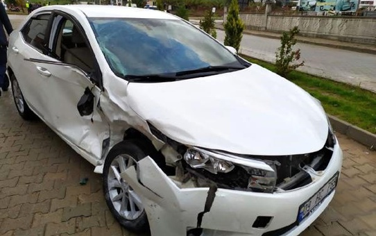 Öğrenci servisi otomobile çarptı: 8 yaralı