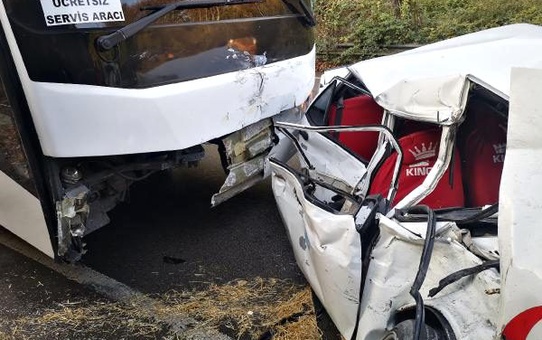Beykoz'da otomobille otobüs çarpıştı 2 yaralı
