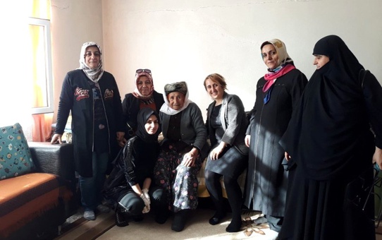 TOGEM'li kadınlar yaşlı kadının evini temizledi