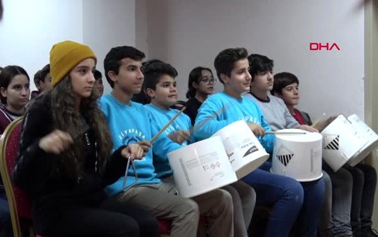 Adana ortaokul öğrencilerinden mors alfabesi kodlarıyla ritim müzik çalışması