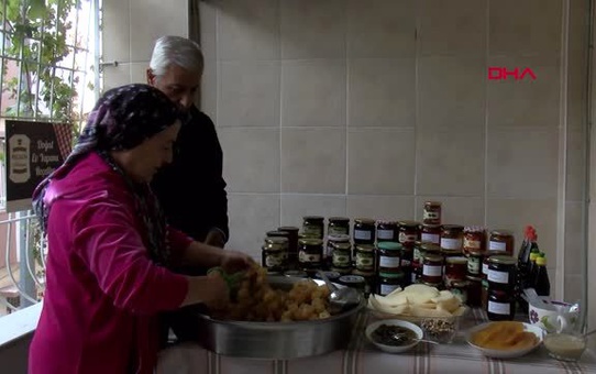Gaziantep emekli çift, evlerinin balkonunda 30 çeşit reçel üretip satıyor