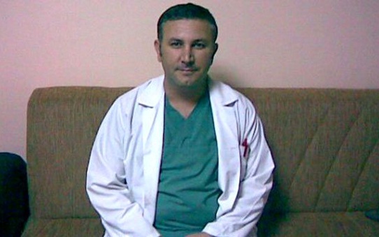 Geçirdiği beyin kanaması sonrası yoğun bakıma alınan doktor yaşam mücadelesi veriyor