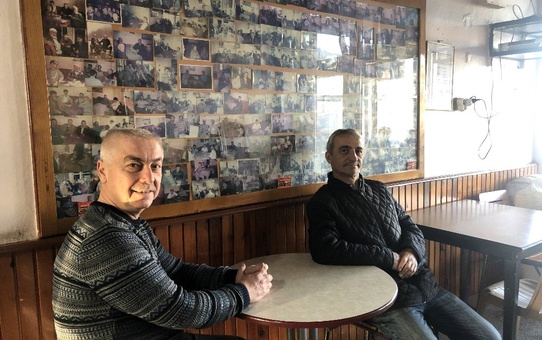 (Özel) Müşterilerin fotoğraflarını biriktirerek sergiliyor