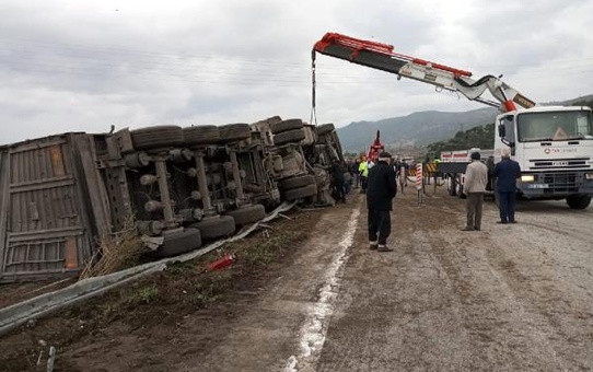 TIR devrildi; sürücü ve oğlu öldü