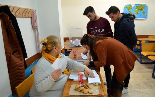 Didim AK Parti delegelerini belirlemek için sandığa gitti