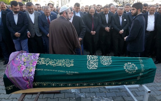 CHP'li eski belediye başkanın eşi son yolculuğuna uğurlandı