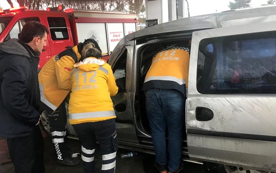 Akaryakıt istasyonunda pompaya çarpan araçtaki üç kişi yaralandı