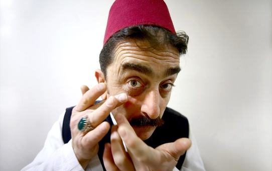 Üniversiteli meddah 'Osman Aga' sahnelerde