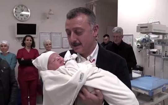 Yeni yılın ilk bebeği doğdu