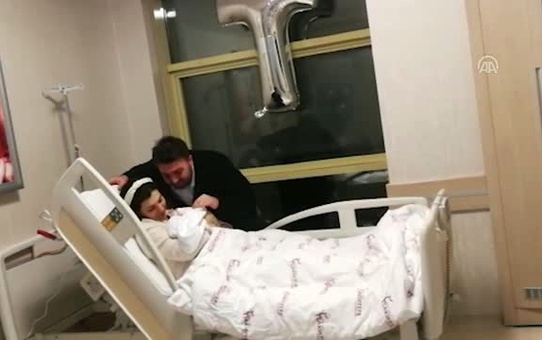 Misafirlerine sokak hayvanlarına ulaştırmaları için köpek maması hediye ettiler