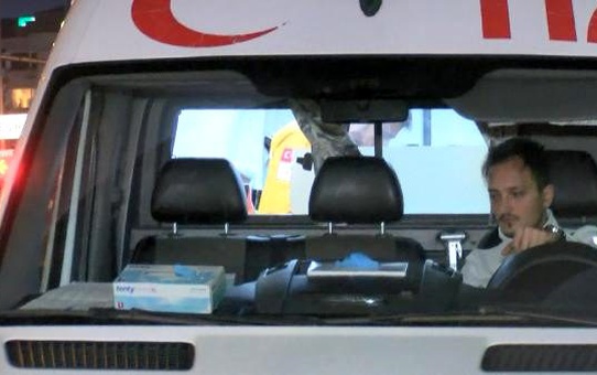 Kırmızı ışıkta bekleyen taksiye çarpan motosikletin sürücüsü yaralandı