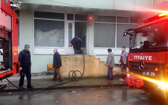 Kandıra'da depo yangını
