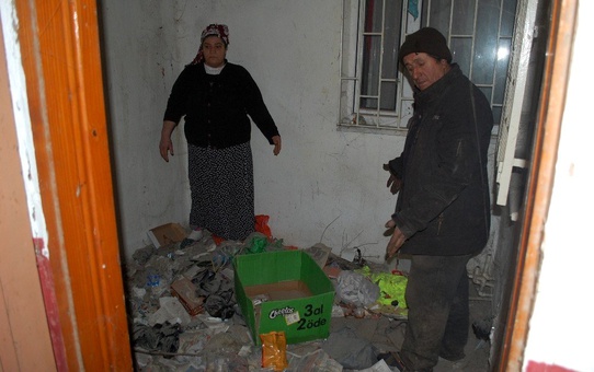 Apartman boşluğuna atılan çöplerden bıkan çift suç duyurusunda bulundu