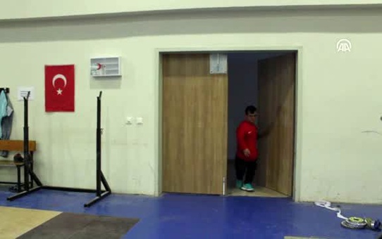 'Küçük adam' başarılarıyla adını dünyaya duyurmak istiyor