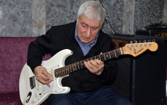 Ünlülerin gitaristi huzurevinde müzikle yaşama tutundu