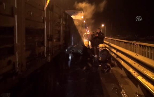 Antalya'da lastiği patlayan tırda yangın çıktı