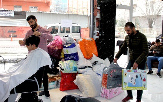 Adıyamanlı berberden depremzedelere anlamlı yardım