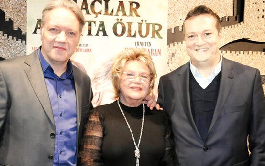 Nevra Serezli tiyatro sahnesine döndü