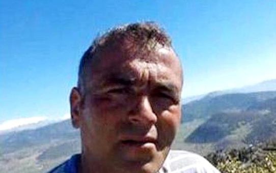 Baba devrilen traktör altında can verdi, oğlu yaralandı