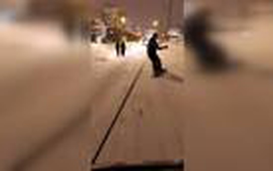 Van'ın karlı sokaklarında snowboard yaptı