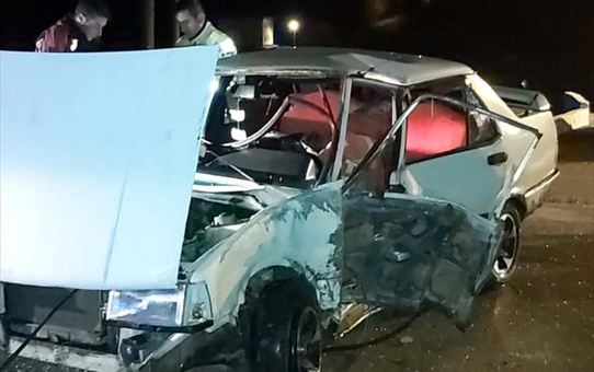 Aydınlatma direğine çarpan otomobilin sürücüsü öldü