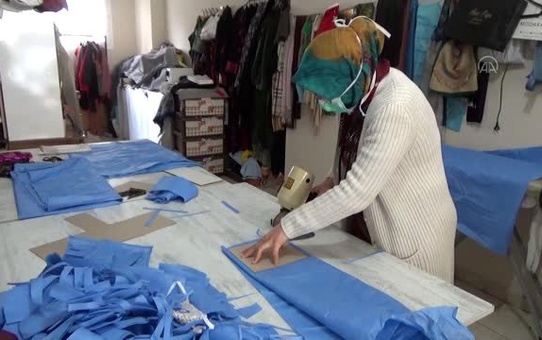 Gönüllü kadınlar maske üretiyor