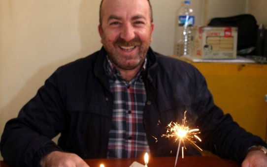 Tek başına doğum günü kutladı